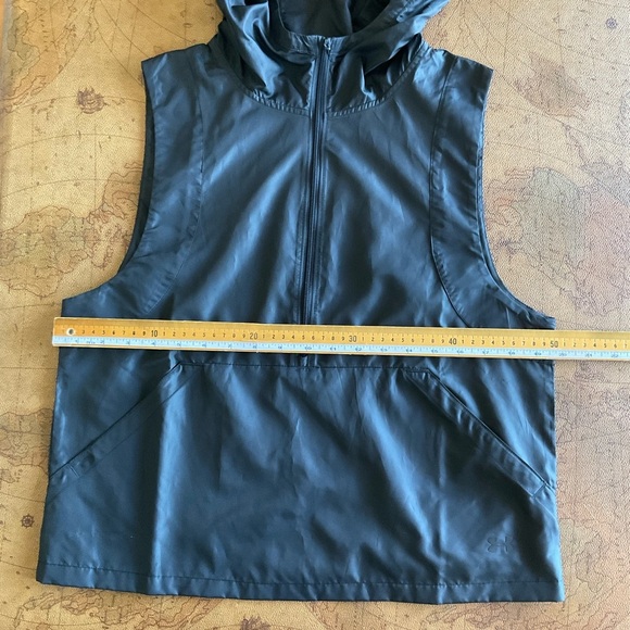 Under Armour Women's Black Sleeveless windbreaker with hood - Picture 5 of 7